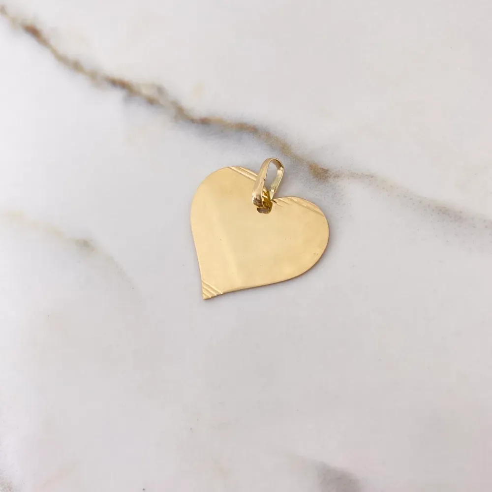 Decoración Premium para Exterior Dije Placa Corazon 2.4gr / 2.5cm / Rayado Oro Amarillo $