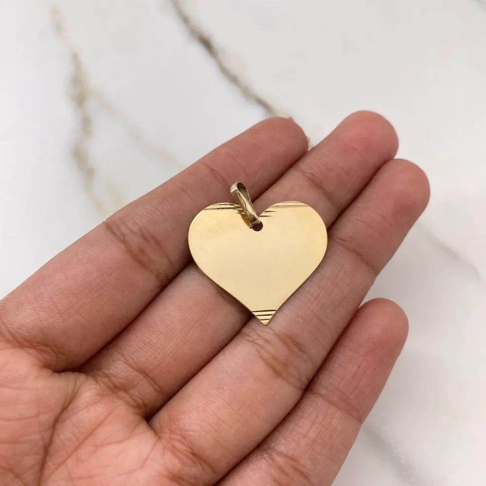 Decoración Premium para Exterior Dije Placa Corazon 2.4gr / 2.5cm / Rayado Oro Amarillo $