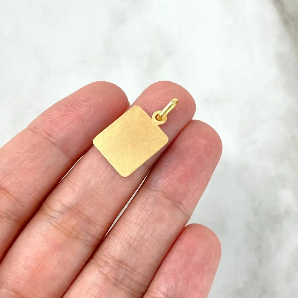 Dije Placa Cuadrada 1.4gr / 2.2cm-1.3cm / Lisa Texturizada Oro Amarillo con Acabado Envejecido
