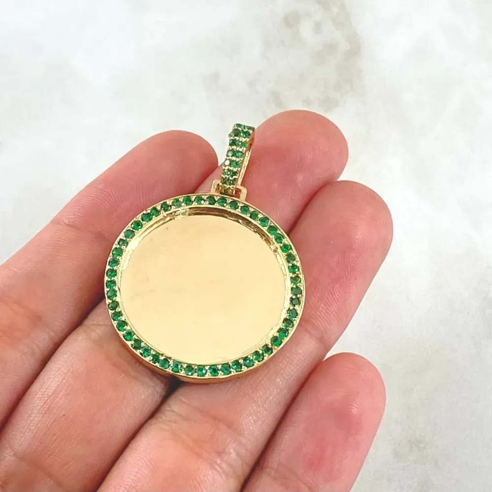 Dije Placa Marco Circular 9.05gr / 4cm / Circones Verdes Oro Amarillo 18K © con Mensaje de Bienvenida