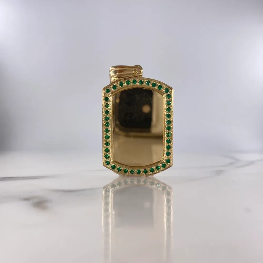 Letrero Decorativo Dije Placa 12.9gr / 4.8cm / Circones Verdes Oro Amarillo $