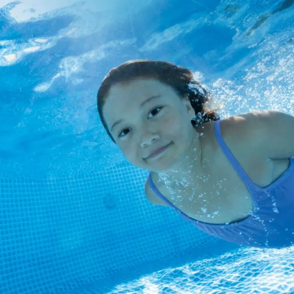 Clorador salino Intex QZ1100 125W 11g/h para piscinas de hasta 56800L blanco