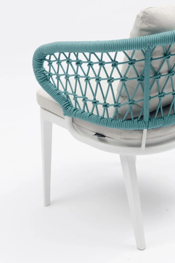 Sillón de comedor Isabela aluminio blanco y textil arena cuerda aqua.