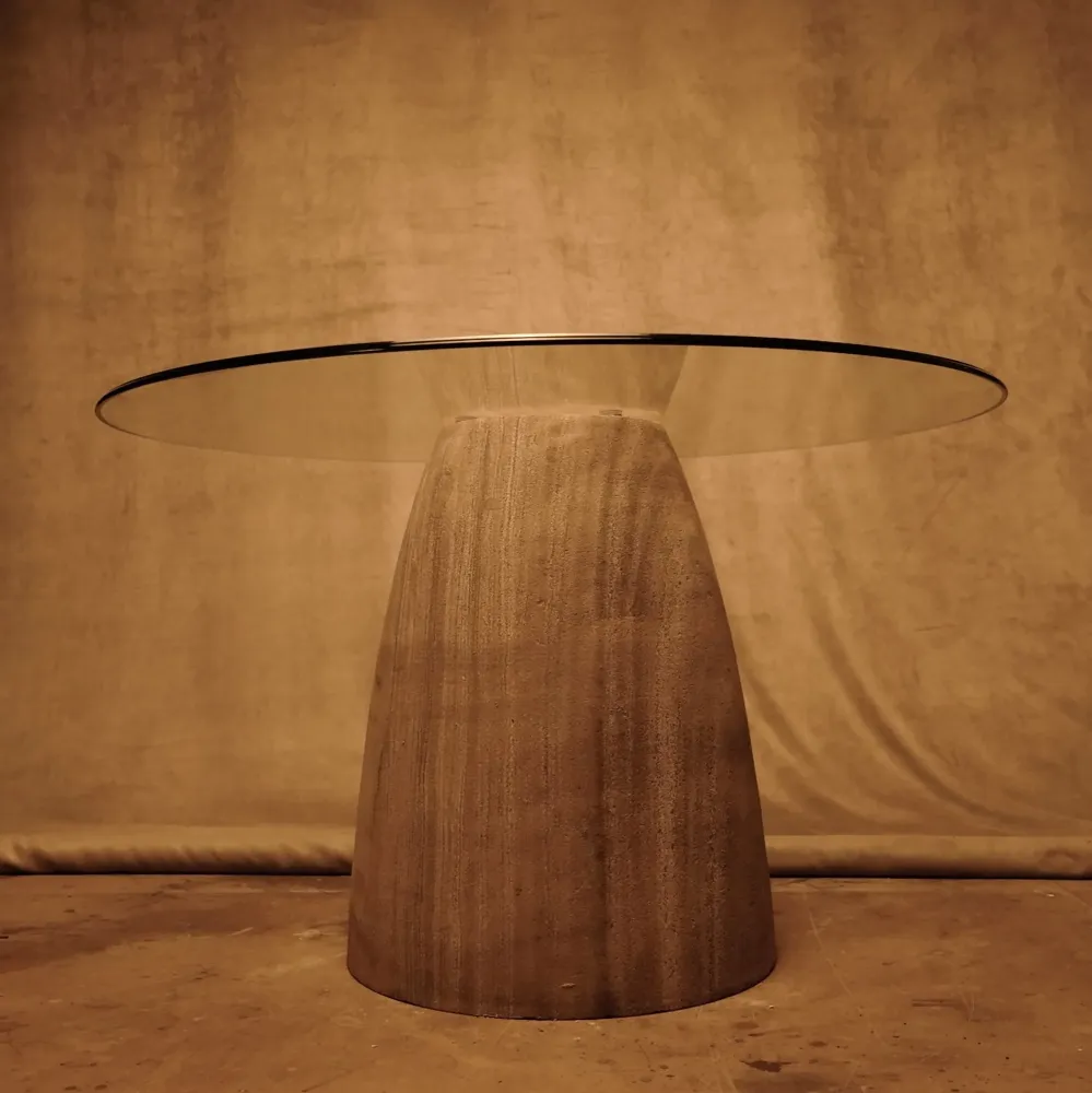 Mesa Redonda con Base de Piedra y Tapa de Cristal Material WPC