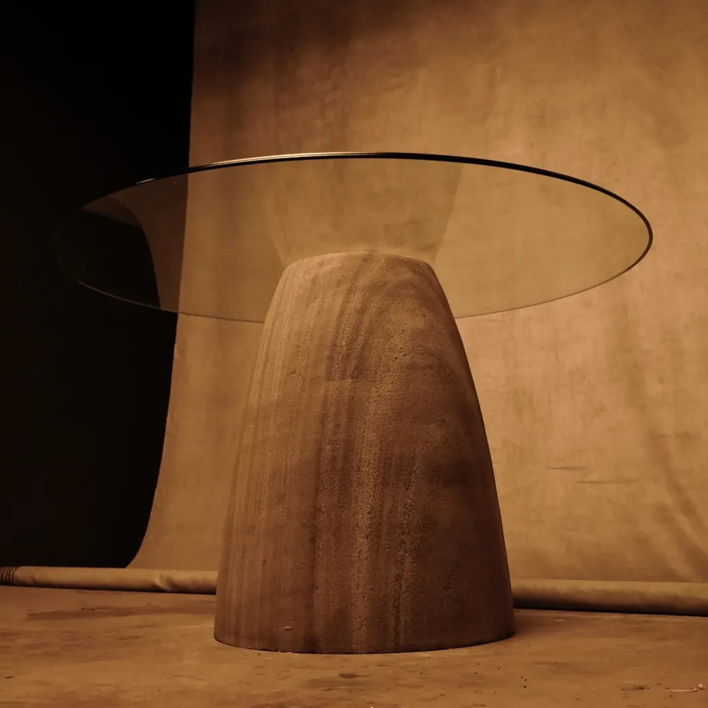 Mesa Redonda con Base de Piedra y Tapa de Cristal Material WPC