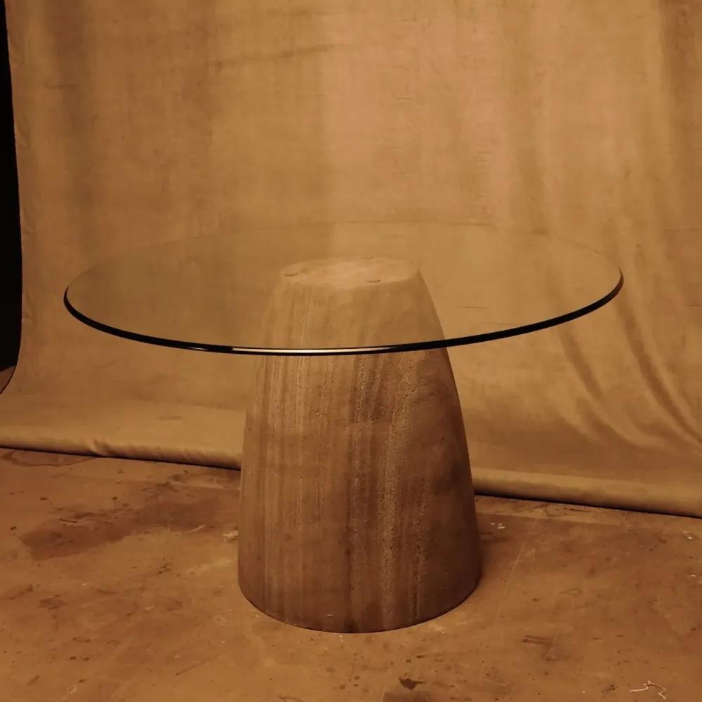 Mesa Redonda con Base de Piedra y Tapa de Cristal Material WPC