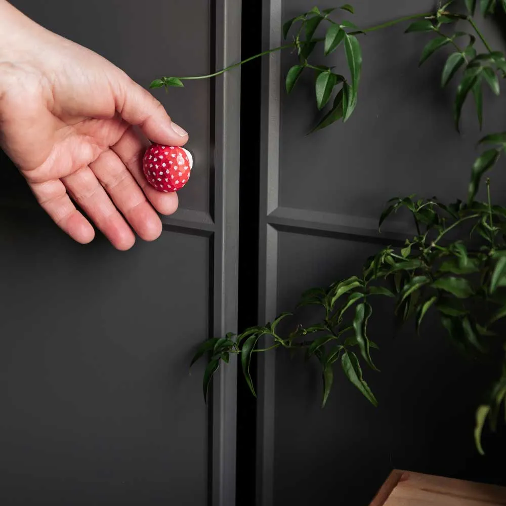Tirador de Mueble con Forma de Seta Roja – Diseño Artesanal de Madera