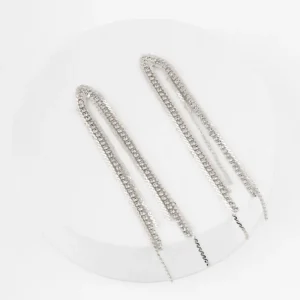 Aretes largos plateados con cadenas