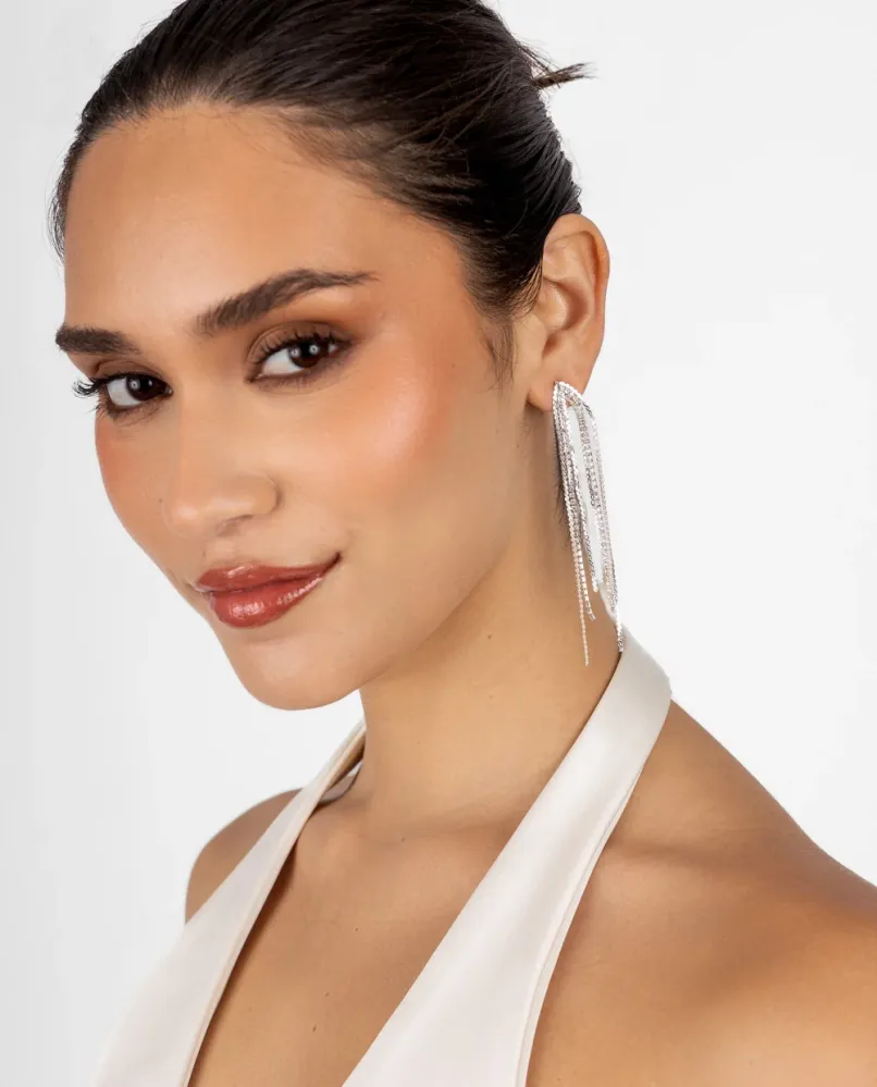 Aretes largos plateados con cadenas