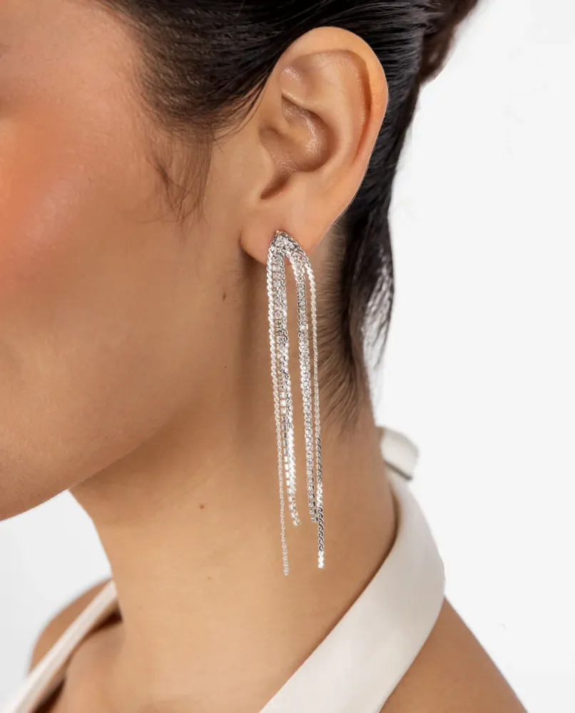 Aretes largos plateados con cadenas