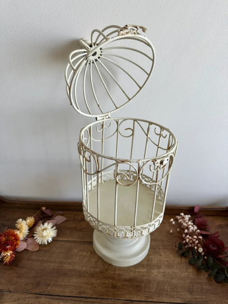 Cerca de Jardín Cage décorative blanche frise fleurie