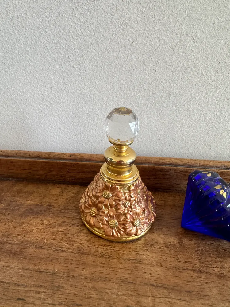 Decorativo Premium Flacons de parfum décoratifs en métal doré antiguo Flacon